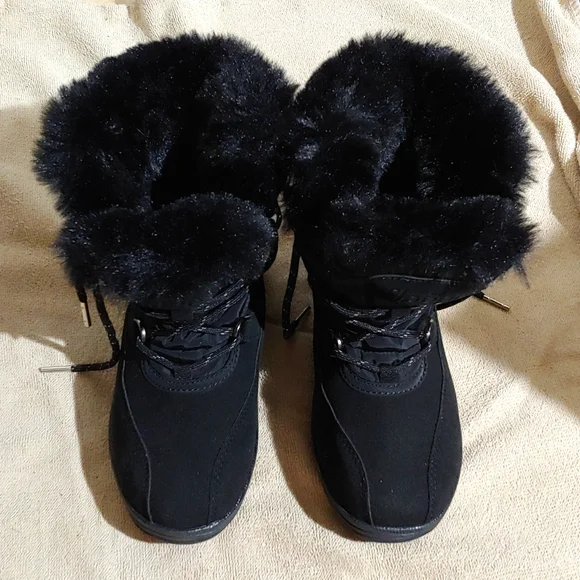 NWOT * FLOOPI * SIZE 6 * BLACK FAUX FUR/FAUX LEATHER BOOTIES * SUPER SOFT 💗 - Picture 2 of 11